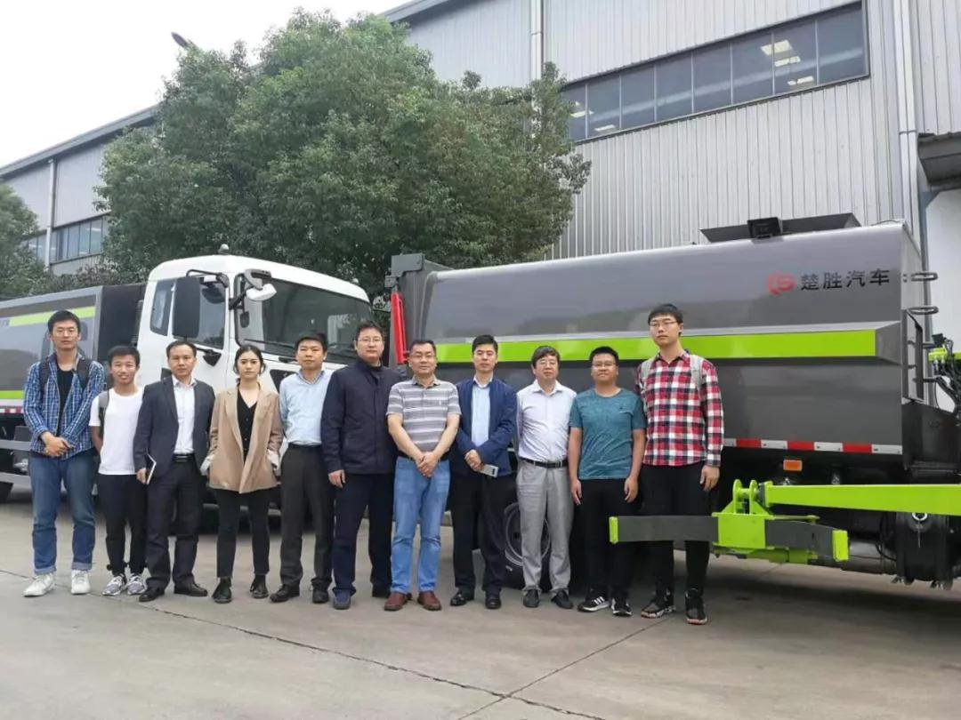 驚艷！“智能機(jī)械臂”自裝卸式垃圾車震撼問世